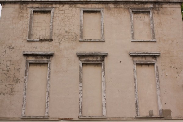 Здание с замурованными окнами - причины, по которым ваши фотографии отстой