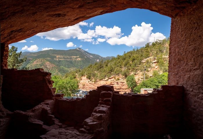 Фотография холмов, снятая изнутри пещеры с использованием композиции 
