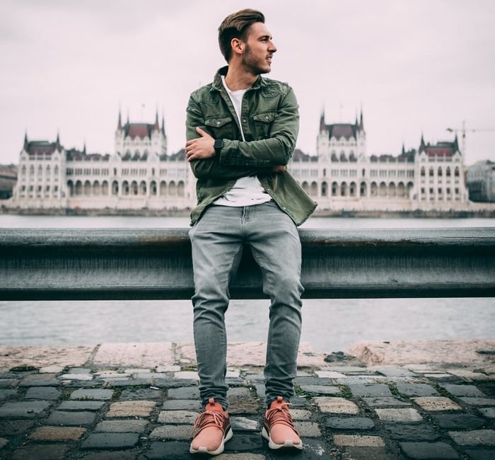 Фотография парня со зданием венгерского парламента, фоновое обрамление
