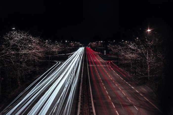 Потоки красного и белого света на шоссе, снятые при f/5.6 в течение 235 секунд при ISO 100