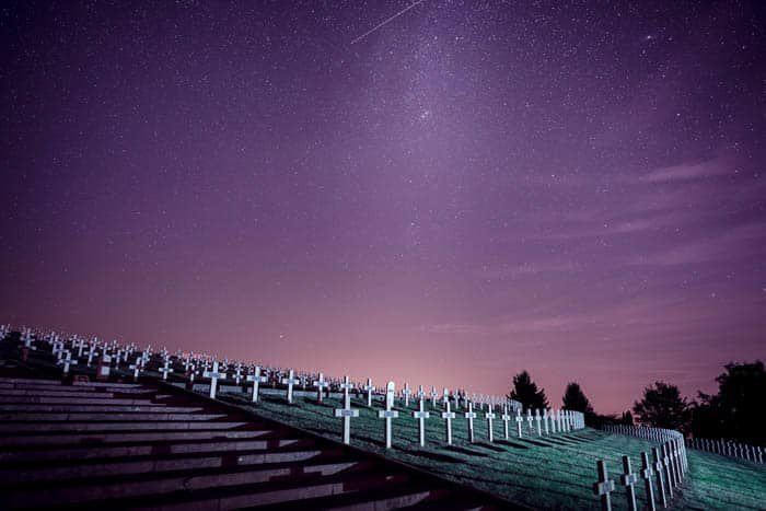 Ночная фотография кладбища под звездным небом