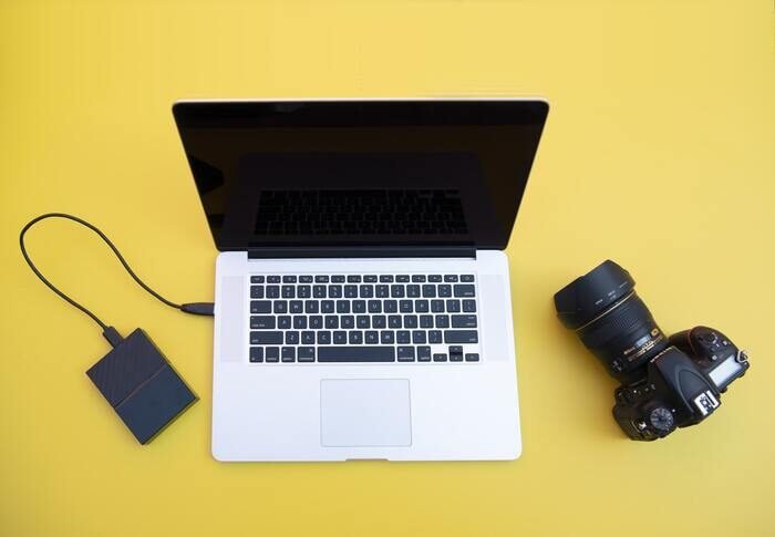 Фотография ноутбука, камеры и жесткого диска