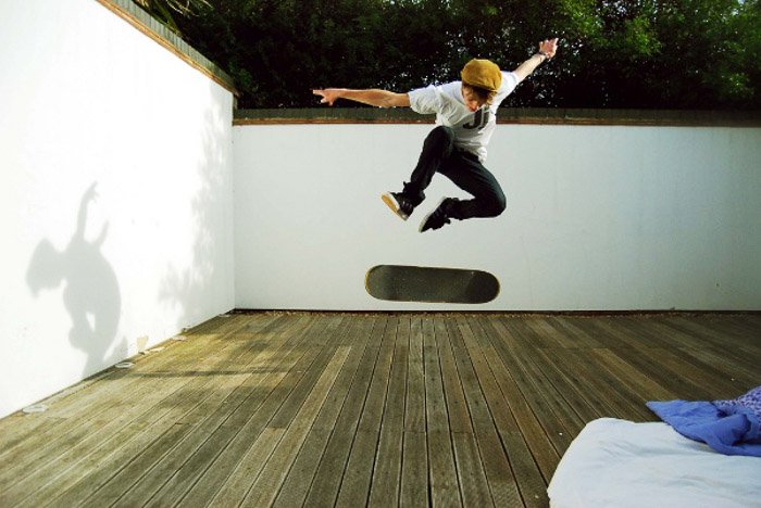 Фотография скейтбордиста в воздухе, демонстрирующая устойчивость и баланс
