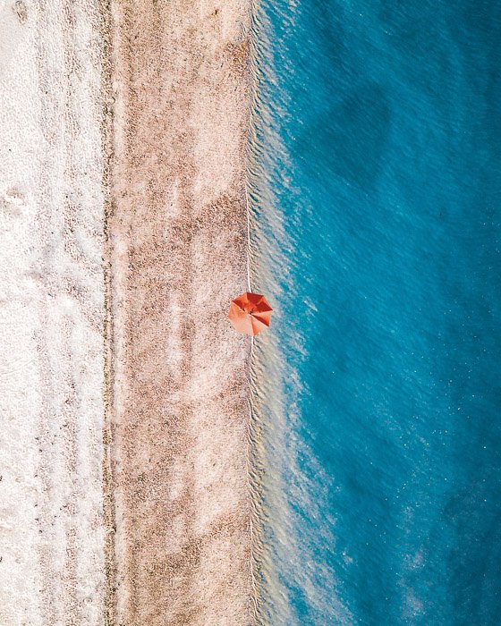 Снимок с воздуха пляжного пейзажа, демонстрирующий баланс в фотографии
