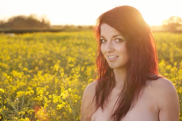 Фотография молодой женщины в поле желтых цветов демонстрирует редактирование с восстановлением белого цвета