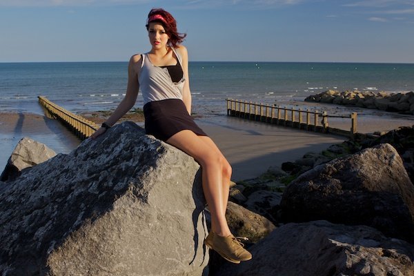 Девушка позирует на скале на пляже - учимся критиковать свои фотографии