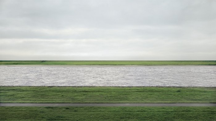 Самая дорогая в мире фотография Rhein II, сделанная Андреасом Гурски в 1999 году.