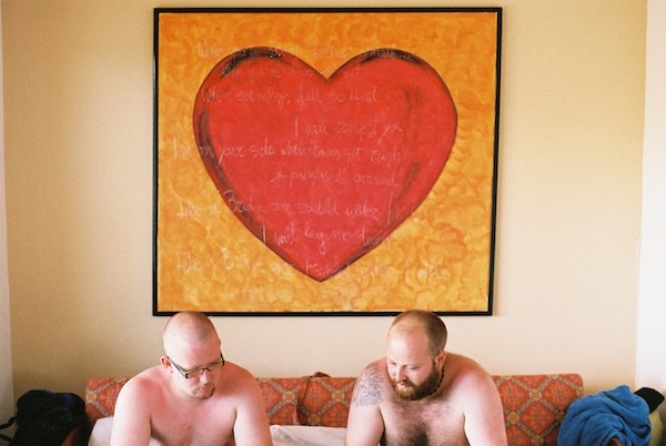 Два человека сидят под огромным красным сердцем - оконный свет для портретов