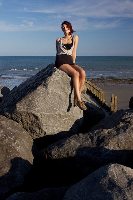 Портрет модели, позирующей на камнях на пляже - интересные портреты
