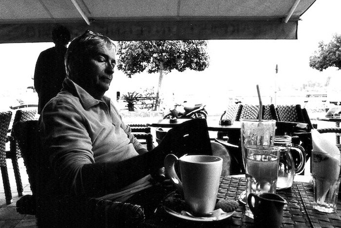 Монохромный портрет мужчины в кафе, снятый от бедра
