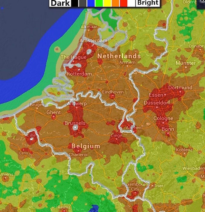 Карта светового загрязнения для Бельгии: более светлые области окрашены в красный цвет, а более темные - в черный