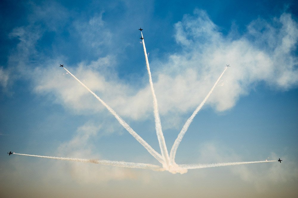 Фотография самолетов, образующих фигуры в небе