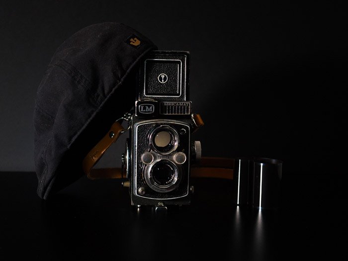 Среднеформатная камера Yashica-MAT LM TLR 6X6, на черном фоне
