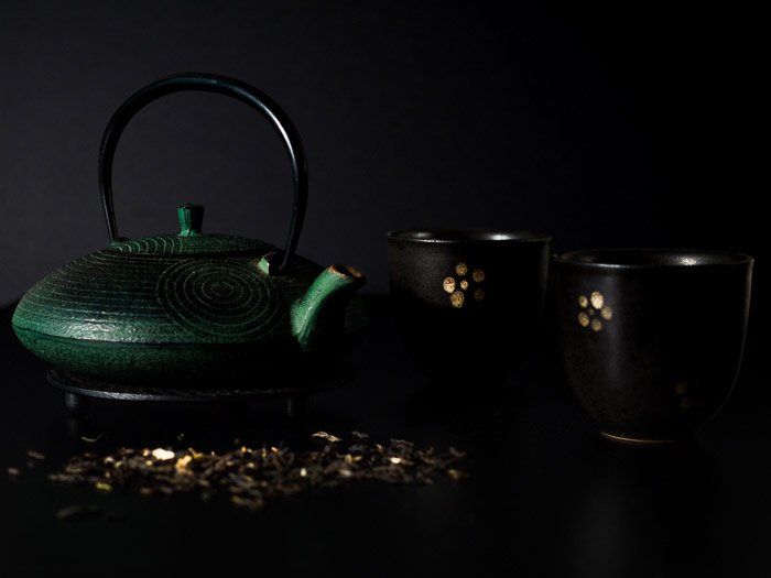 Темный, угрюмый снимок чайника и чашек для фотографии натюрморта