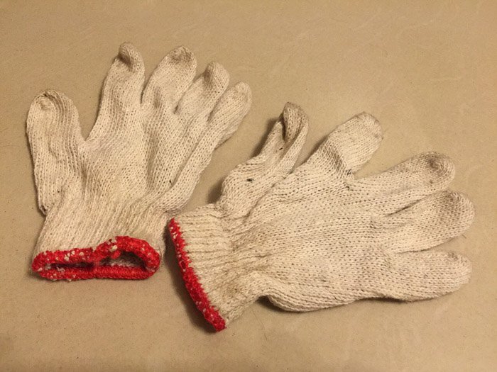пара перчаток на белом фоне