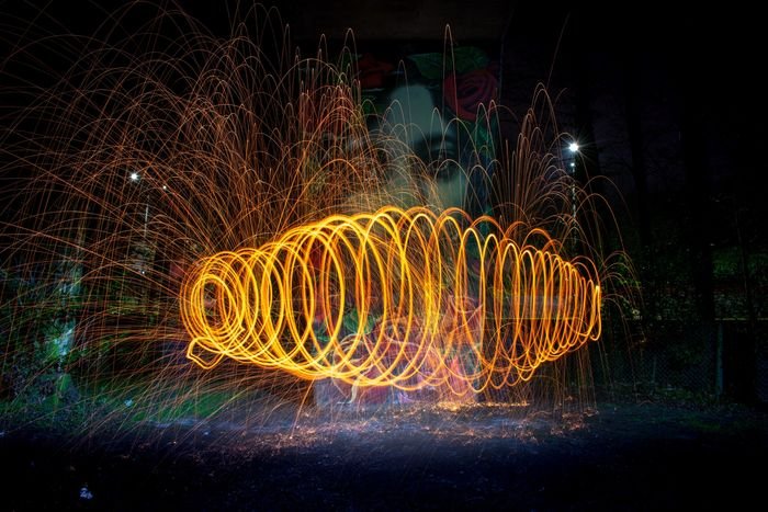 эффект спирали, созданный с помощью фотографии стальной ваты