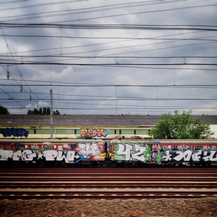 Железнодорожные пути и поезд, покрытый граффити