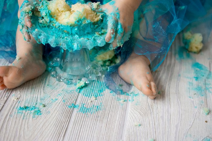 Ножки малыша, покрытые зеленой глазурью - Cake Smash Photography
