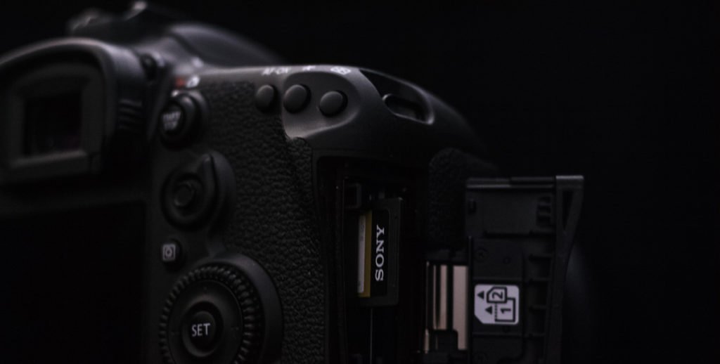 Canon 7D Mark II слот для SD карты крупным планом