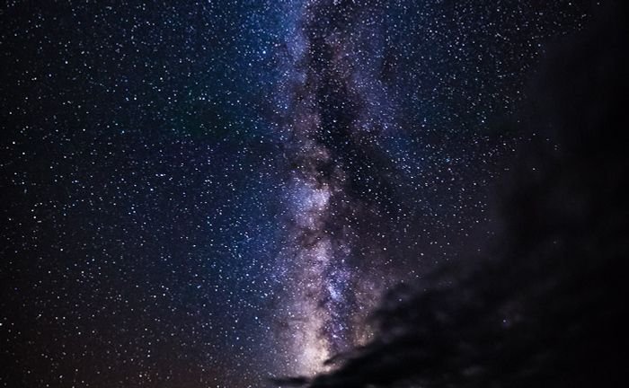 Ночное небо с Млечным Путем, появляющимся вертикально