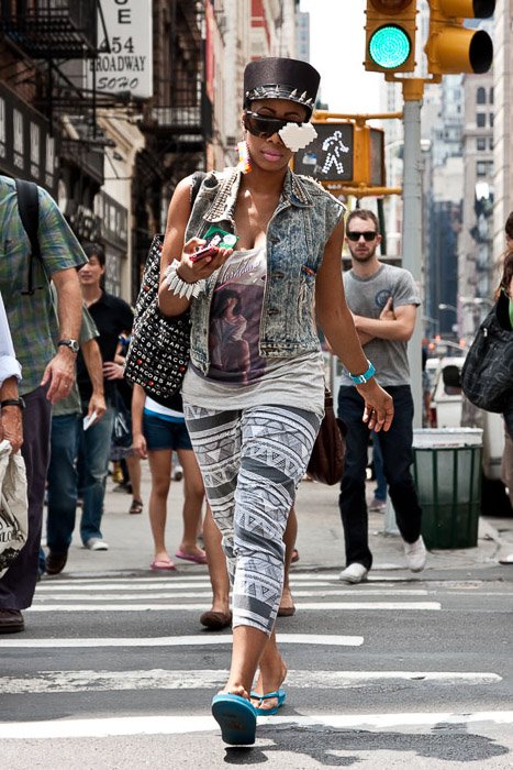Обычная уличная фотография женщины, идущей по оживленному городскому району