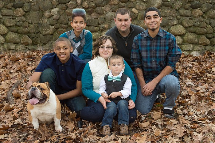 Семейный портрет шести человек, позирующих с домашними животными