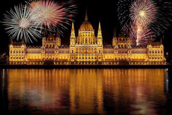 Потрясающая фотография фейерверка из нескольких крупных взрывов над зданием парламента Будапешта