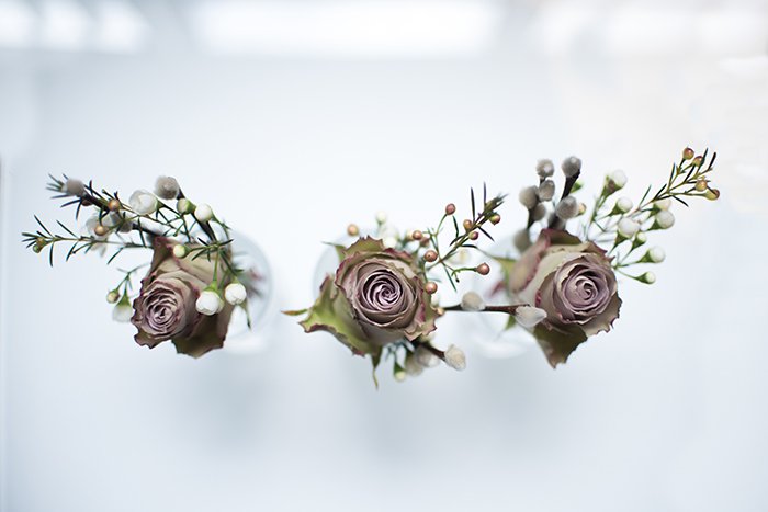 Фотографирование свадебных деталей: Цветы в петлицах с размытым фоном
