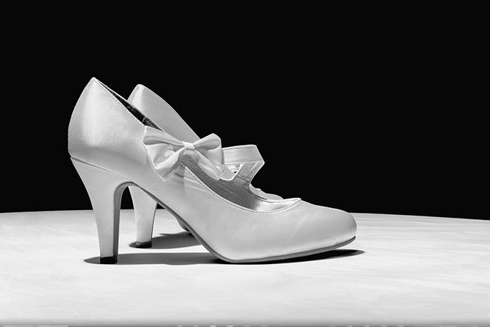 Фотографирование свадебных деталей: Черно-белый снимок свадебных туфель