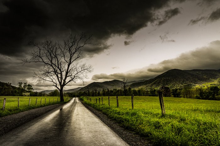 Драматическая погода: Сумрачное небо над полями и дорогой после дождя