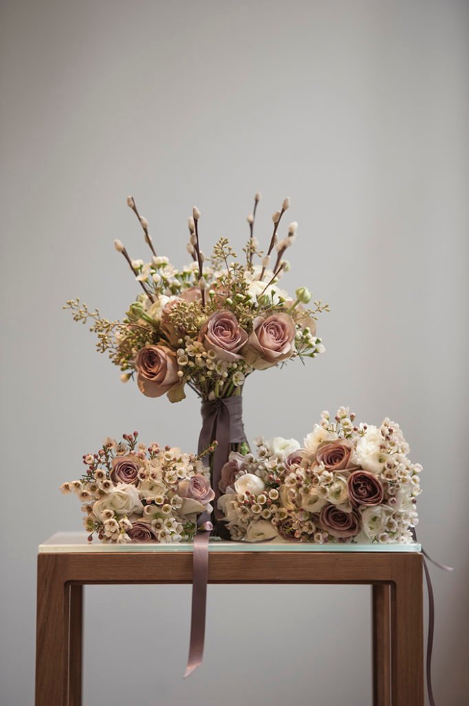 Фотографирование свадебных деталей: Изображение цветочной композиции на столе