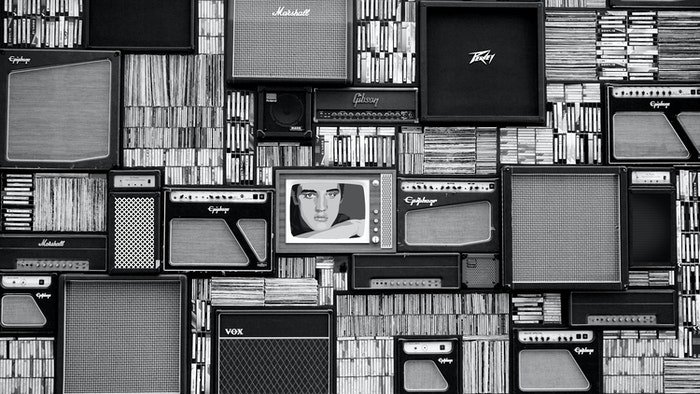 черно-белое изображение старых колонок и книг
