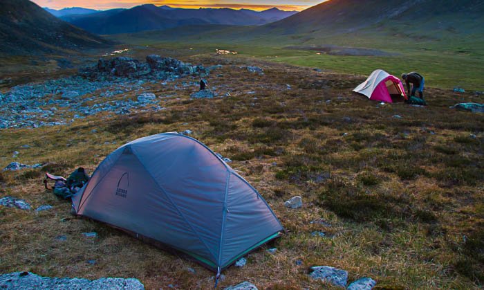 Пейзажная фотография с палаткой на переднем плане и другой на заднем