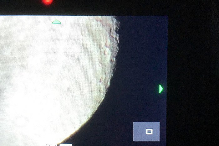 Фотоснимок Луны, показывающий потрясающие высококонтрастные изображения кратерированной поверхности Луны