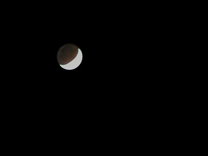 Фотография Луны, показывающая силуэт темных участков, освещенных светом Земли