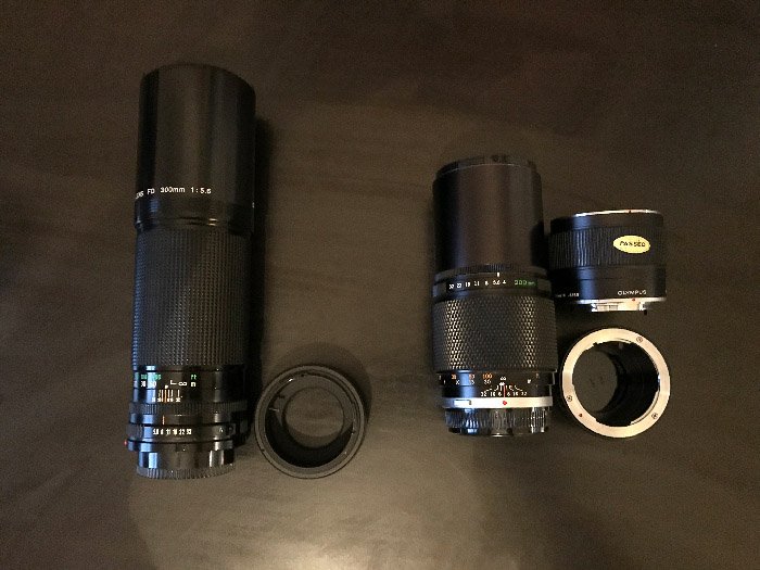 (слева) Canon FD 300 f/5.6 с адаптером FD к M43. (справа) Olympus OM Zuiko 200 f/4 с телеконвертером 2x и адаптером OM к M43.