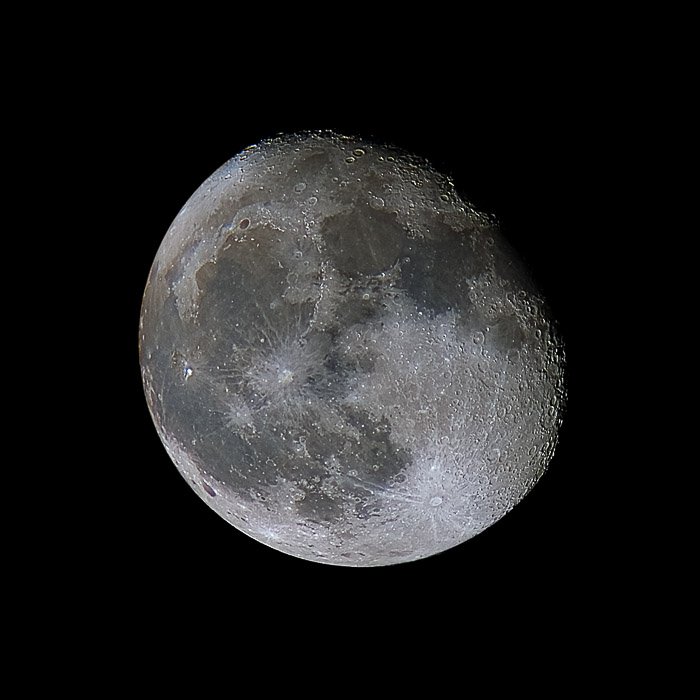 Снимок Луны, показывающий высокую детализацию поверхности и высокий контраст вблизи терминатора.