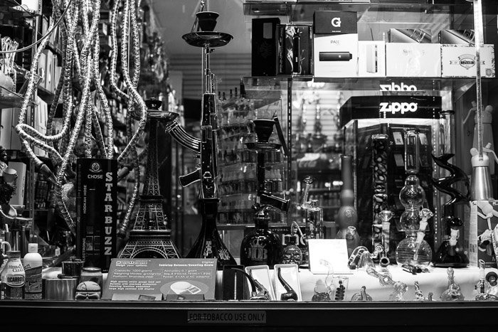 Монохромная витрина магазина, контролирующая отражения. Черно-белая уличная фотография.