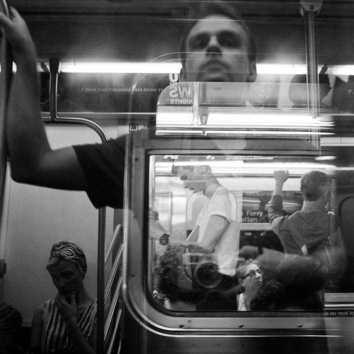 Автопортрет отражения, сделанный в метро, наложение отражения и изображения. Сфотографировано в черно-белом монохромном режиме.