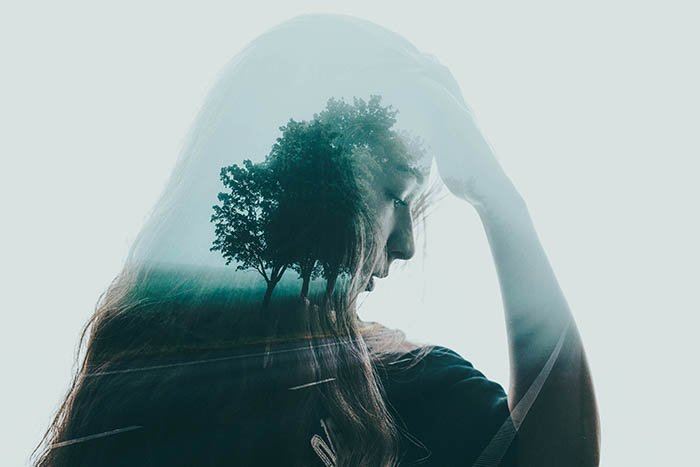 художественная фотография автопортрета молодой женщины, дважды обнаженной с одиноким деревом