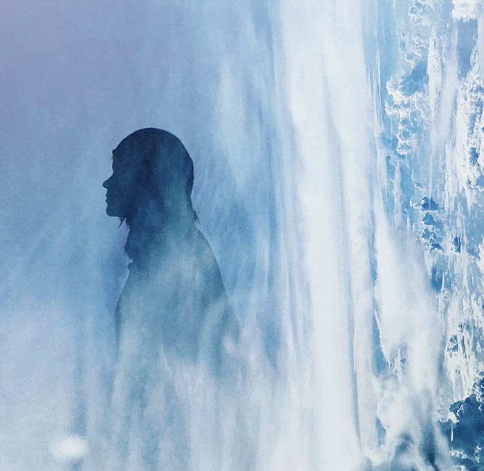 Силуэт женщины, дважды экспонированный с изображением облаков