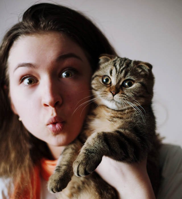Милый автопортрет девушки и кота, корчащих глупые рожицы. 