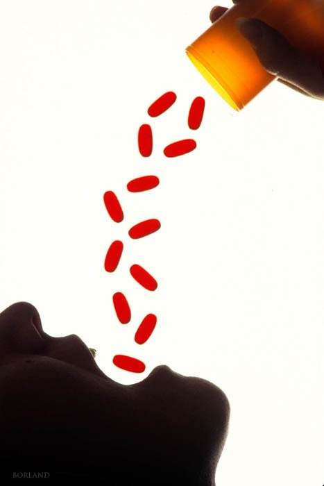 стоковое фото силуэта человека, принимающего красные таблетки