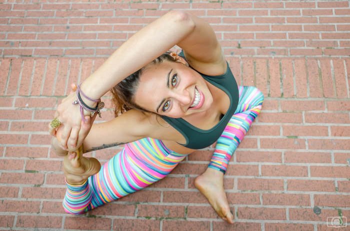 фотография модели йоги в ярких леггинсах, улыбающейся в камеру
