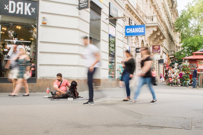 Размытые прохожие на оживленной улице Будапешта