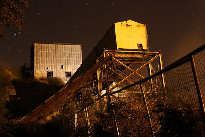 Ночная фотография с использованием диагональных линий в композиции фотографии