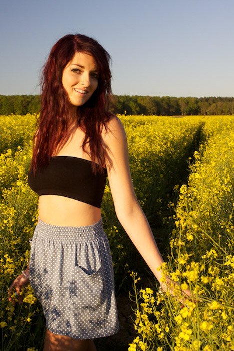 Портрет девушки, позирующей в кукурузном поле в ясный день - композиционные линии фотографии