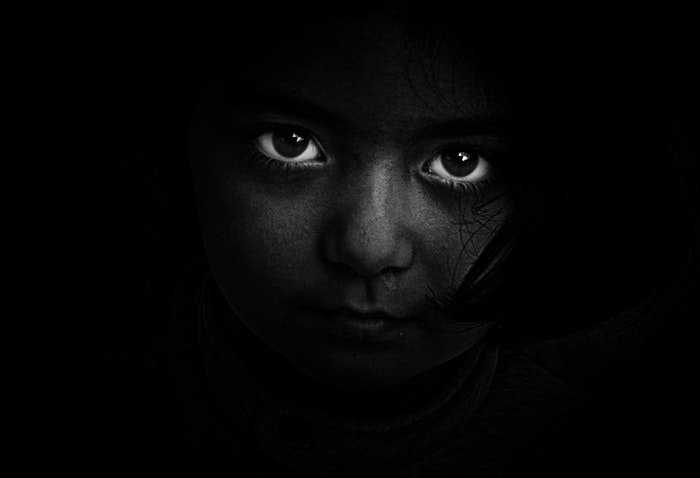 Поразительные черно-белые фотографии девушки, сфокусированные на глазах