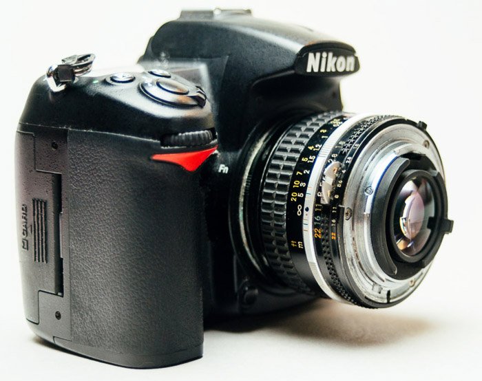 Зеркальная камера Nikon с обратным объективом для макросъемки