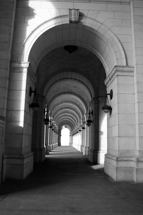 Черно-белая фотография каменных арок